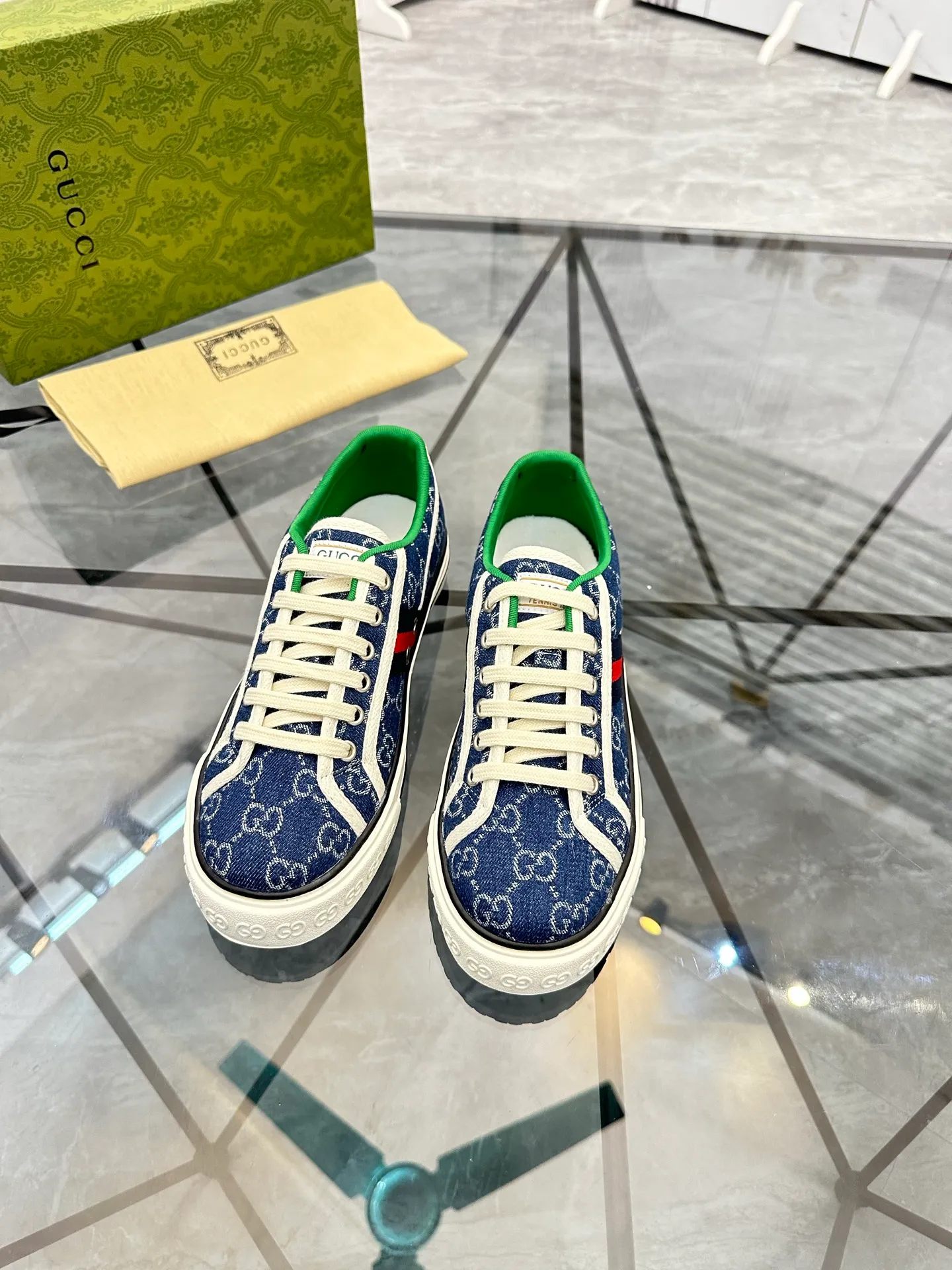 Men's shoes: 💰P360¥ Product trademark: Gucci* "Gucci*" low-cut casual shoes Regular size: 38-44 (can be customized to 45.46.) Product materials: Original material from the upper counter, breathable lining, original outsole. Number: 661